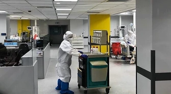 Praca personelu piotrkowskiego oddziału covidowego wymaga wielkiej ostrożności