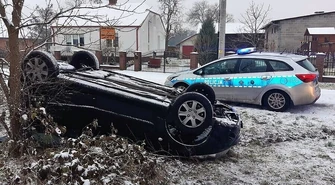 Śliska jezdnia przyczyną dachowania?