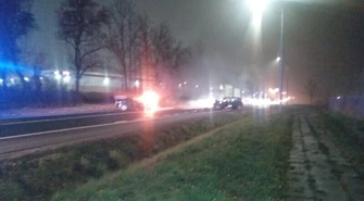 Czołowe zderzenie 2 samochodów