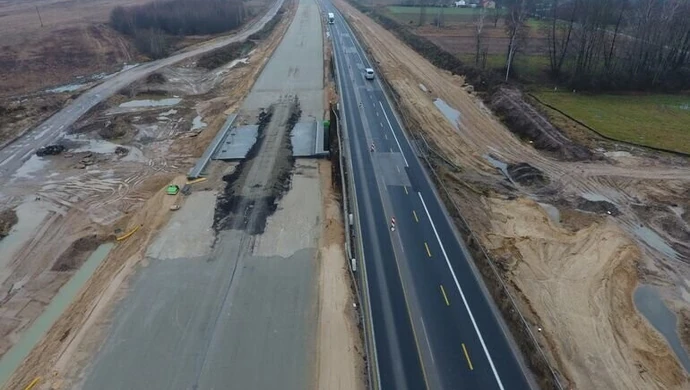 Remont nawierzchni na budowanej A1 między Piotrkowem a Kamieńskiem