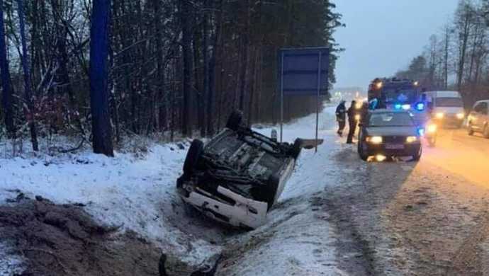 Dachowanie na DK74 i poślizg na drodze koło Włodzimierzowa