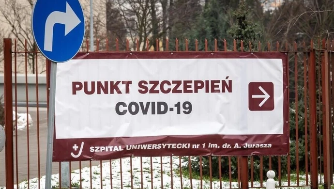 Szef KPRM: jeśli zostają dawki szczepionki z puli dla grupy 0 można nimi szczepić seniorów