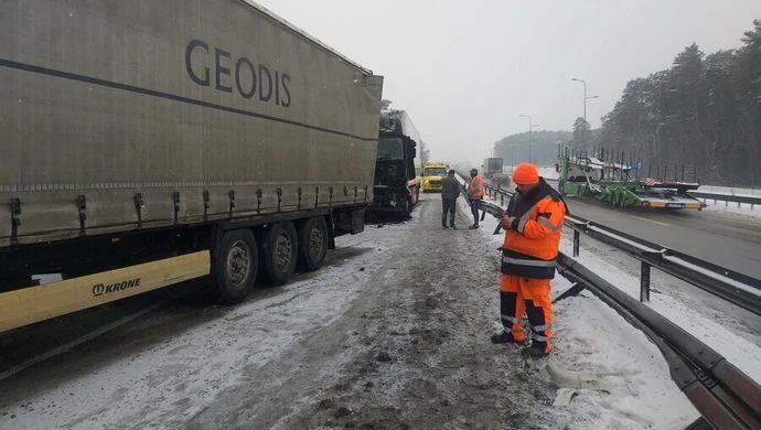 Karambol na S8. Droga zablokowana w obie strony