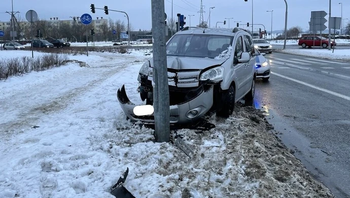 Kierowca uderzył w słup oświetleniowy