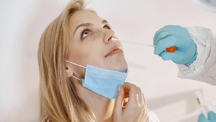 Pierwsze objawy COVID-19. Co daje test na koronawirusa?