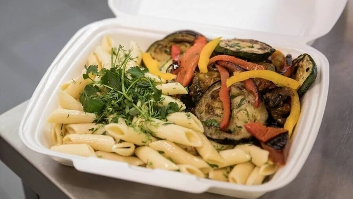 Badanie: co czwarty Polak zaczął w pandemii zamawiać online jedzenie