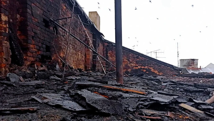 Doszczętnie spłonął dach kamienicy przy Słowackiego