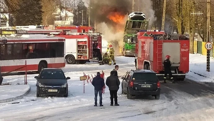 Pożar lawety pełnej samochodów