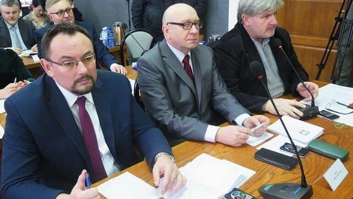 Uposażenia radnych mniejsze o połowę?