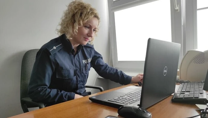 Dzielnicowi spotykają się z dziećmi online