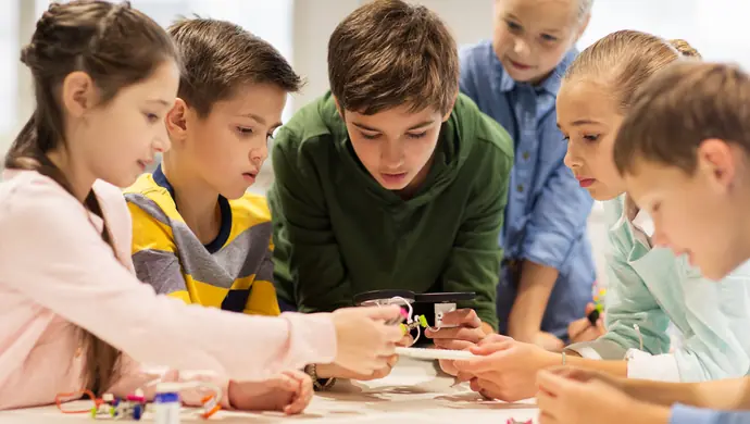 Jak wybierać zabawki edukacyjne? Pomysły na prezenty dla dzieci