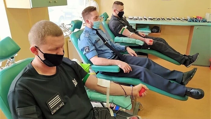 Strażnicy więzienni dzielą się bezcennym lekiem [GALERIA]