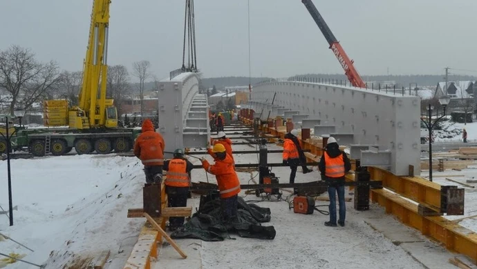 Kładka w Sulejowie gotowa do montażu na podporach
