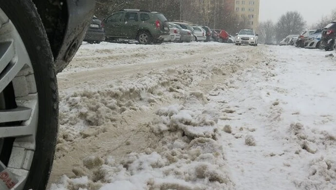 Jazdę utrudniają śnieg i błoto pośniegowe