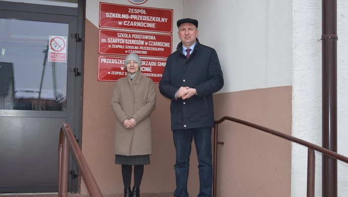 Trzy ciężarówki z pomocą naukową dla dzieci ze szkół w gminie Czarnocin