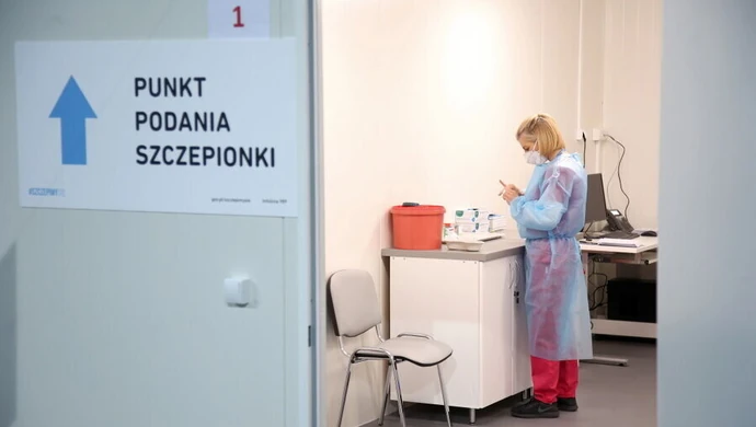 117 dodatkowych wyjazdowych punktów (m.in. w Piotrkowie) pomoże w domach szczepić przeciw COVID-19