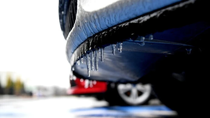 Śnieg w centrum i na wschodzie kraju; gołoledź na drogach