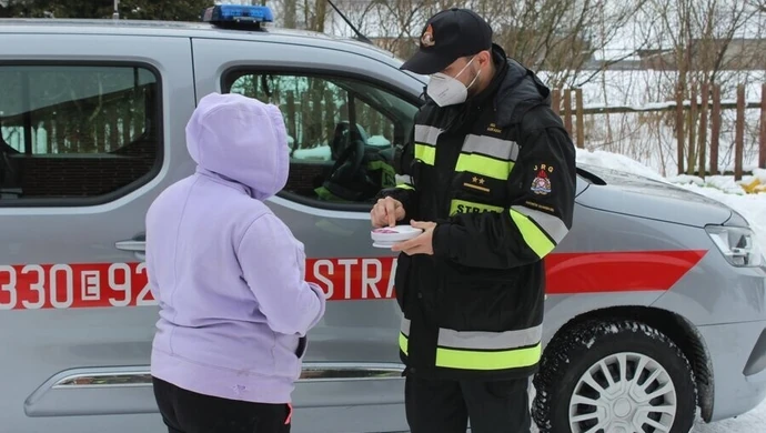 Czujniki tlenku węgla i dymu trafiły do rodzin z terenu powiatu
