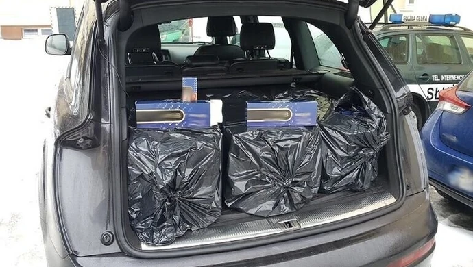 Dwa tysiące paczek nielegalnych papierosów w bagażniku audi
