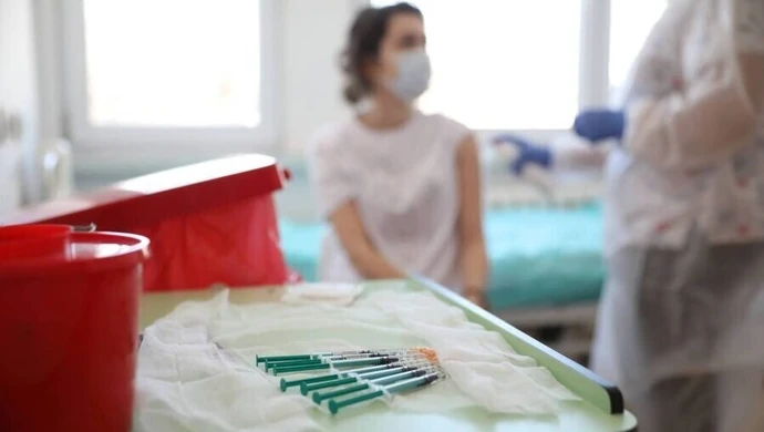 Naukowcy z Poznania badają nastawienie Polaków do różnych szczepionek przeciw COVID-19