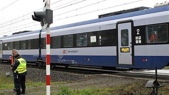 Kompletnie pijany kierowca, zasnął przed przejazdem kolejowym