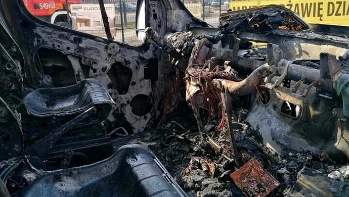 Z "dostawczaka" pozostały zgliszcza