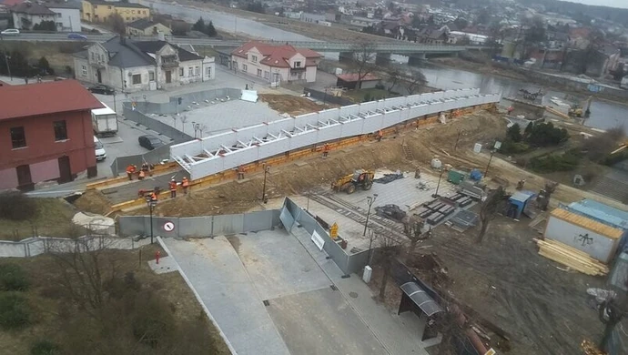 W Sulejowie przesuwali kładkę (FILM)