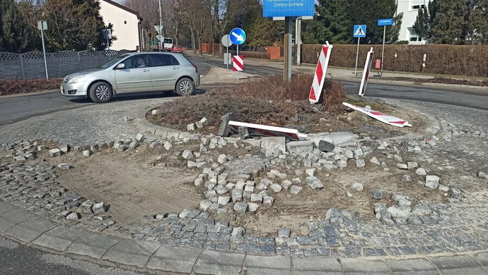 Kto naprawi zniszczone rondo?