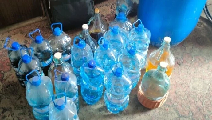 Policjanci zatrzymali bimbrownika. Miał 100 litrów nielegalnego alkoholu