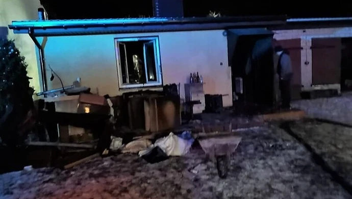 Jedna osoba ranna po pożarze domu. Strażacy apelują