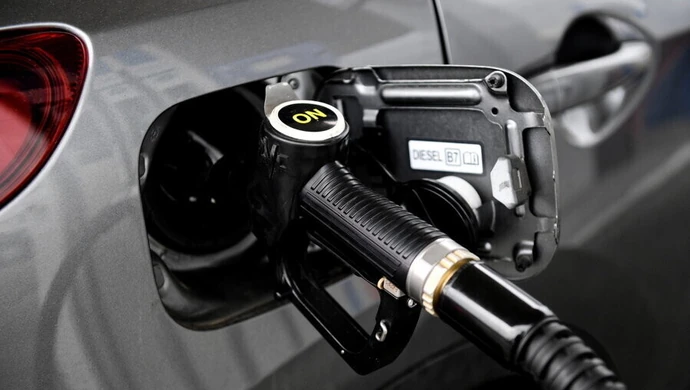 Rozbieżne prognozy analityków ws. cen paliw na stacjach przed Wielkanocą