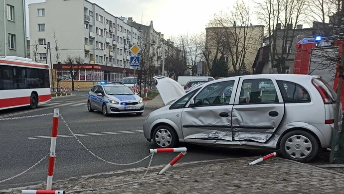 Wypadek z udziałem dwóch osobówek przy Piastowskiej. Kobieta w szpitalu