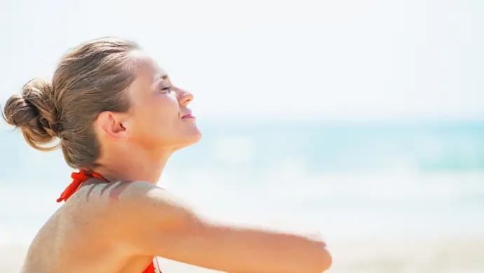 Jak chronić się przed promieniowaniem UV i zniwelować uczulenie na słońce?