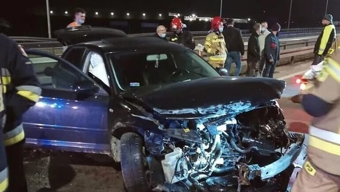 Osobówka wjechała w bariery na S8