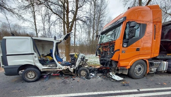 W zderzeniu vana z tirem zginęły dwie osoby