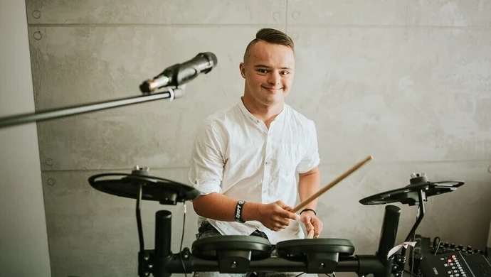 20-letni Adam wziął udział w programie „Down the road”. Dla wielu jest prawdziwym bohaterem