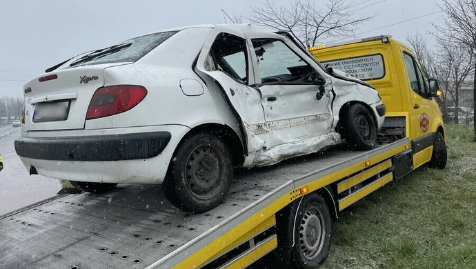 Ciężarówka zderzyła się z samochodem osobowym