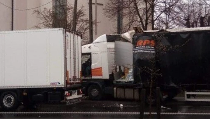 Ciężarówka wjechała w płot kościoła