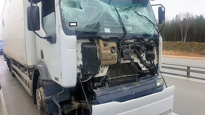 Zderzenie dwóch tirów, uszkodzone też... osobówki na lawecie