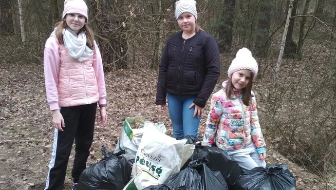 Dzieci z własnej inicjatywy posprzątały las
