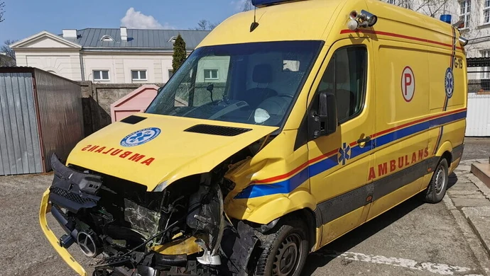 Wypadek jadącego na sygnale ambulansu PCMD