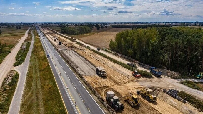 W Woli Krzysztoporskiej przejdziemy kładką nad A1