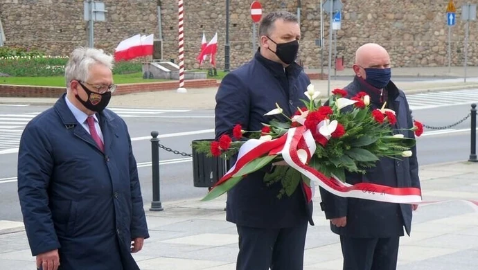 3 maja w Piotrkowie. Delegacje złożyły kwiaty