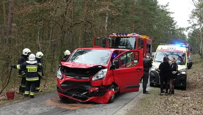 Czołowe zderzenie dwóch busów