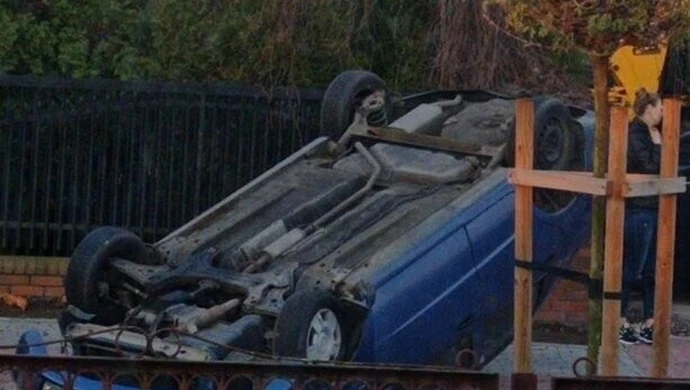 Dachowanie samochodu na Zalesickiej w Piotrkowie