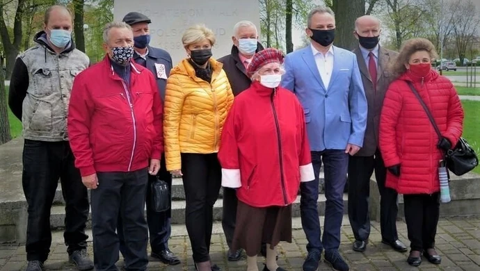 Narodowy Dzień Zwycięstwa. Lewica złożyła kwiaty pod pomnikiem