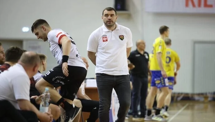 Solidna lekcja szczypiorniaka na wyjeździe