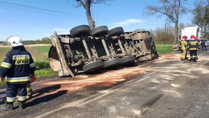Wywróciła się naczepa z nieczystościami