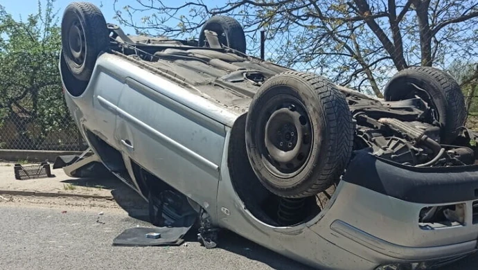 Dachowanie samochodu osobowego w Sulejowie (ZDJĘCIA)