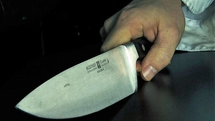 Zaatakował nożem policjanta i został postrzelony